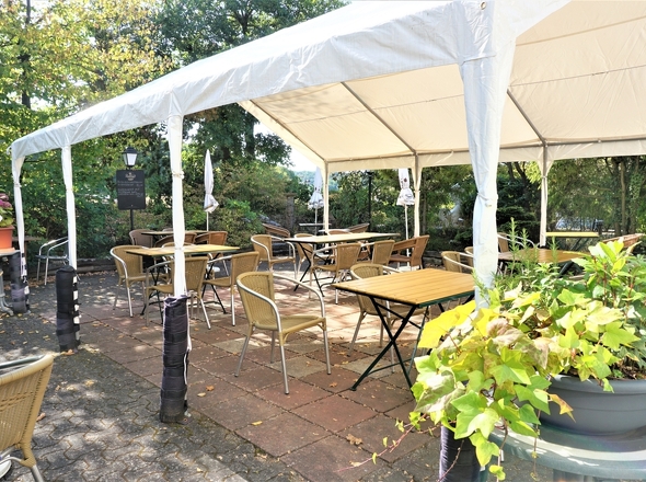 Terrasse mit Blick in Richtung Parkplatz