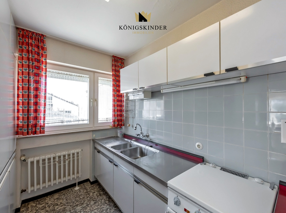 Küche kann ohne großen Aufwand zu einer offen Wohn,-Ess,-Küche umgestaltet werden