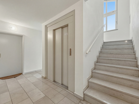 Treppenhaus mit Lift