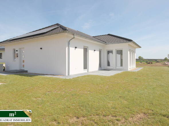 Hocheffizienter Bungalow mit Wärmepumpe, PV-Anlage u. fertigem Garten