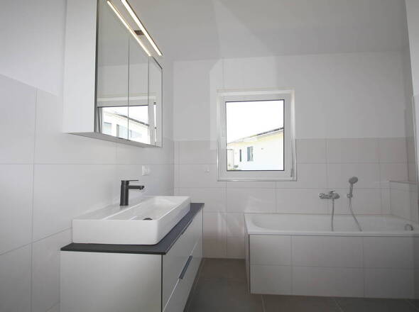 Badausstattung mit Wanne, Dusche, Waschtisch u. Spiegel