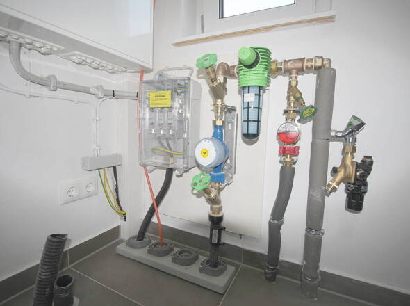 Versorgungsleitungen des Hauses im Technikraum