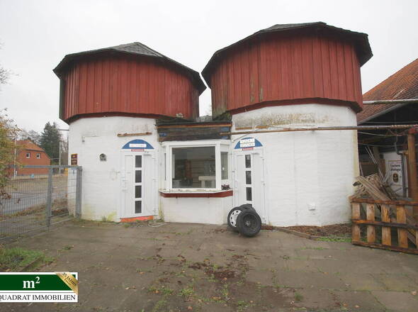 Eingangsbereich mit Imbiss und Verkaufsbereich