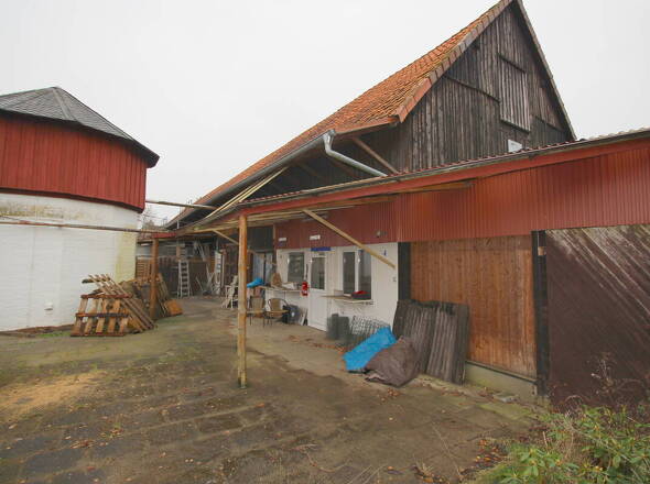 Blick auf das langgezogene Hauptgebäude