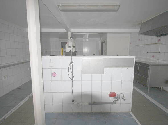 Früherer Küchen- und Vorberitungsbereich mit Gefriertruhen