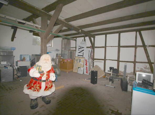 Zusätzlicher großer Lagerbereich Hauptgebäude links