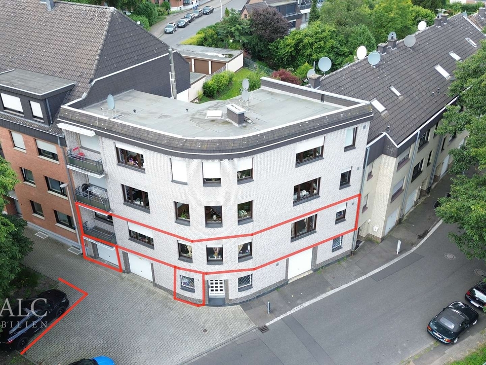 Hausansicht mit Garage u. Stellplatz