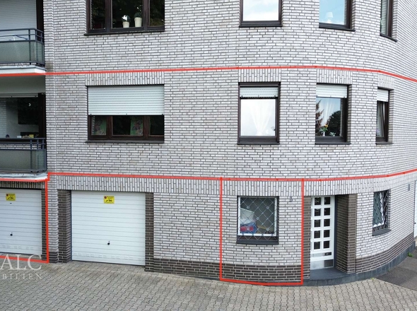 Hausansicht mit Garage und Keller