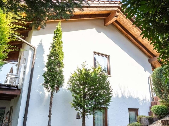 Gesamt -Seitenansicht des Hauses 