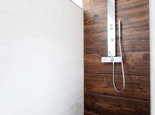 Grosse Dusche im Badezimmer 