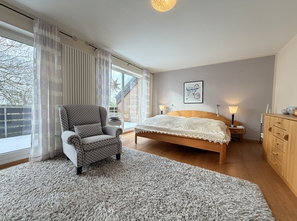 Großes Schlafzimmer mit Sonnenbalkon