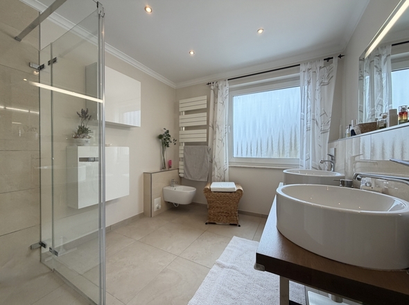 Modernisiertes Tageslichtbad mit ebenerdiger Dusche