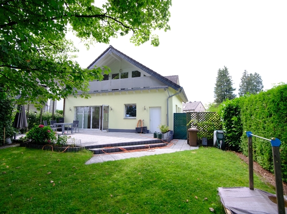 Hinteransicht mit Terrasse