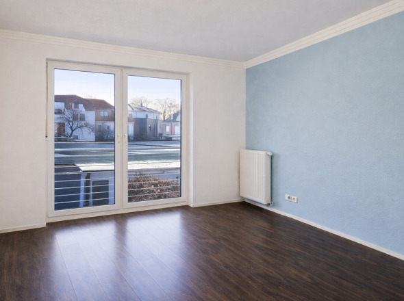 helles Schlafzimmer mit Blick ins Freie