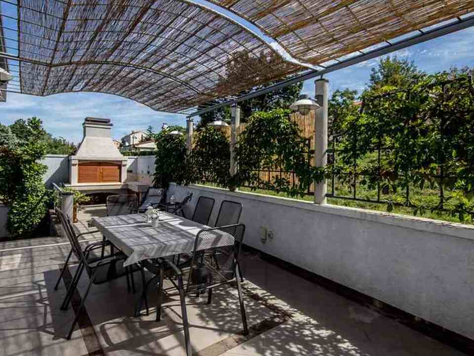 Terrasse mit Barbecue-Grillstelle hinter der Villa - Immobilien Insel Krk.