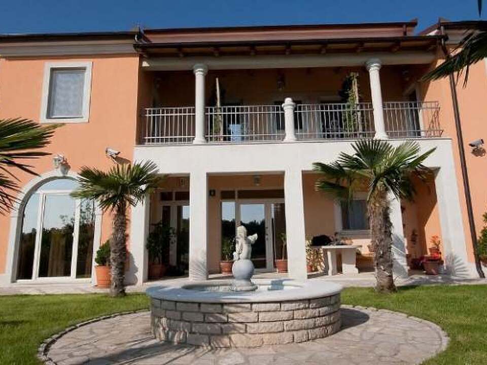 Frontaufnahme der Luxusvilla, die in Medulin zum Verkauf steht.