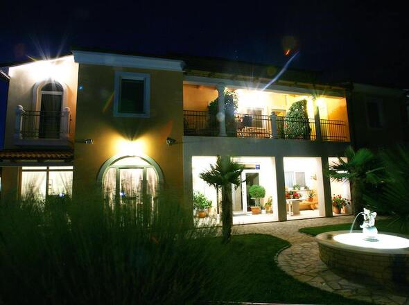 Auáenbereich der Villa H557 mit Brunnen etc.