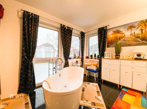 1. OG mit Badewanne rechte Seite