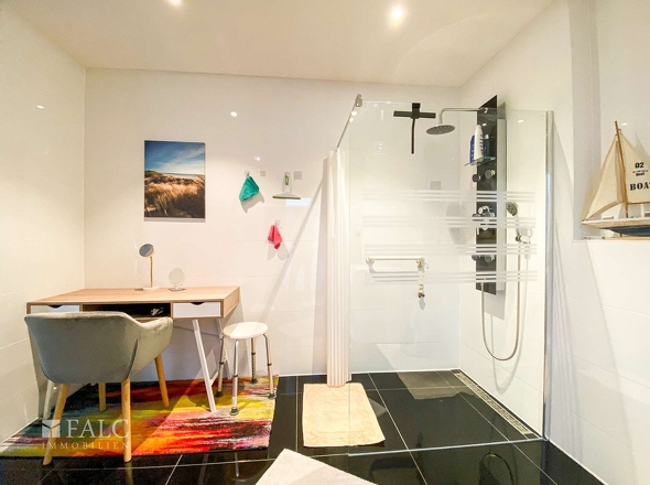 linke Seite mit Dusche