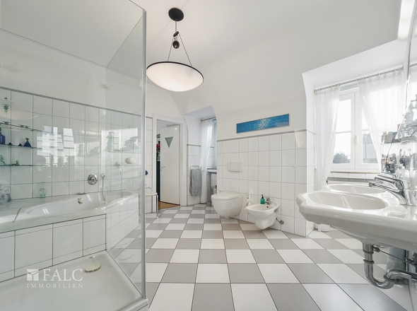 Tageslichtbad mit Wanne, Dusche und Bidet