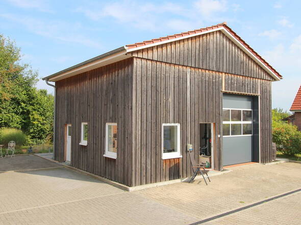 Gut ausgestattete Werkstatt mit Außenflächen