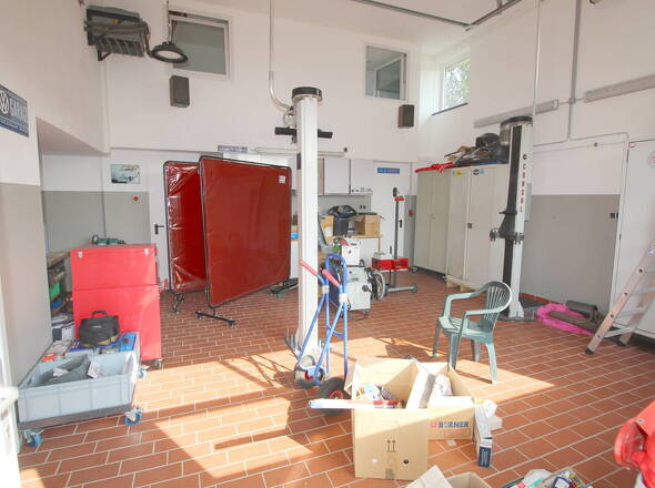 Werkstattbereich mit Kfz-Hebebühne von Consul