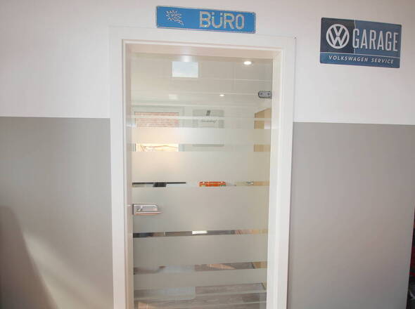 Separates Büro mit eleganter Glastür
