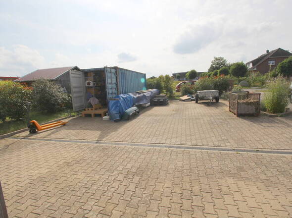 Vorplatz mit Container u. großzügiger Nutzfläche