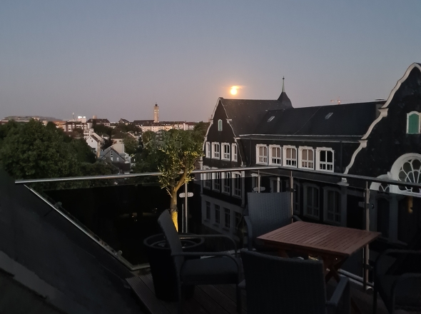 Dachterrasse bei Dunkelheit