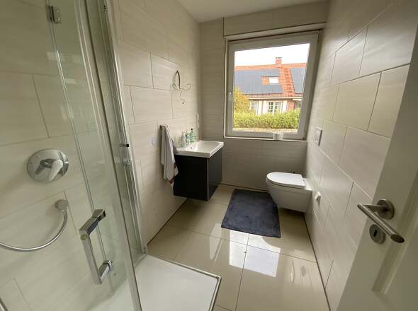 modernes Gäste-WC mit Glasdusche