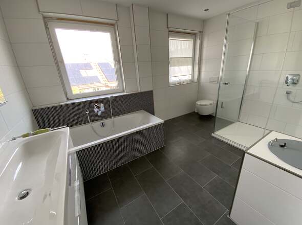 neues Badezimmer mit Wanne, Dusche und Wäscheschacht