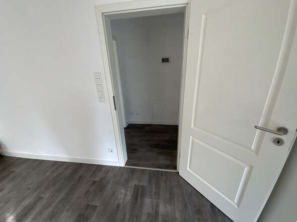 weiße Innentüren und moderne Schalter für die elektrischen Rollläden