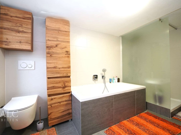 Modernes Badezimmer 1. OG