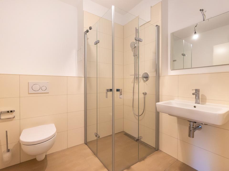 Duschbad mit WC, Waschbecken und bodengleicher Dusche