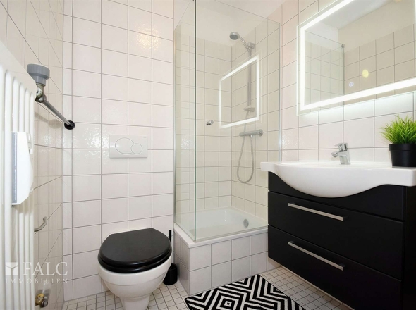  Seperates WC mit Dusche - (KI generiert)