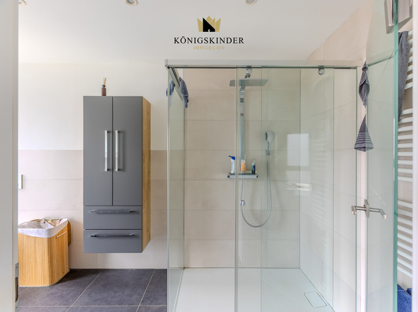 Modernisiertes Tageslichtbad mit bodengleicher Dusche