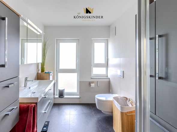 Modernisiertes Tageslichtbad mit bodengleicher Dusche