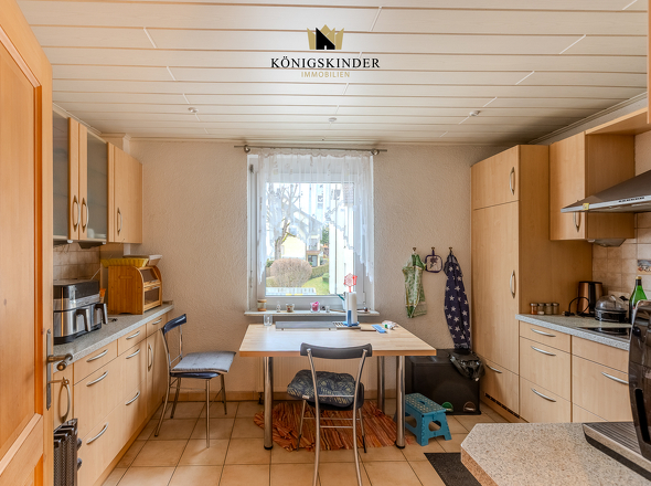 OG 2: Küche mit viel Stauraum und Arbeitsfläche 