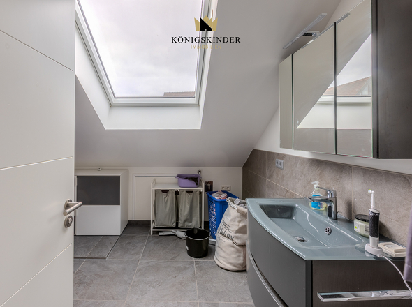 Modernes Badezimmer im Dachgeschoss