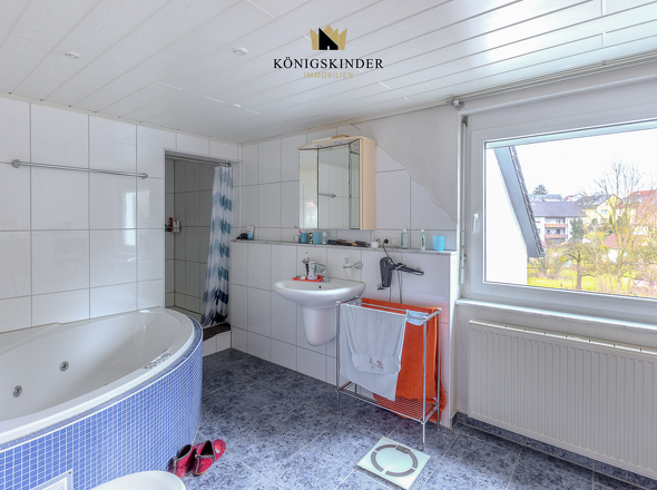 DG 2: Badezimmer mit Badewanne und Dusche