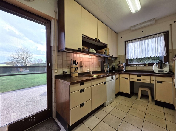 Küche mit Zugang zur Terrasse