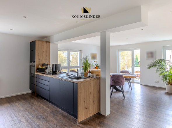Wohnküche mit Kochinsel – zentraler Treffpunkt für Familie und Gäste (Wohneinheit 1)