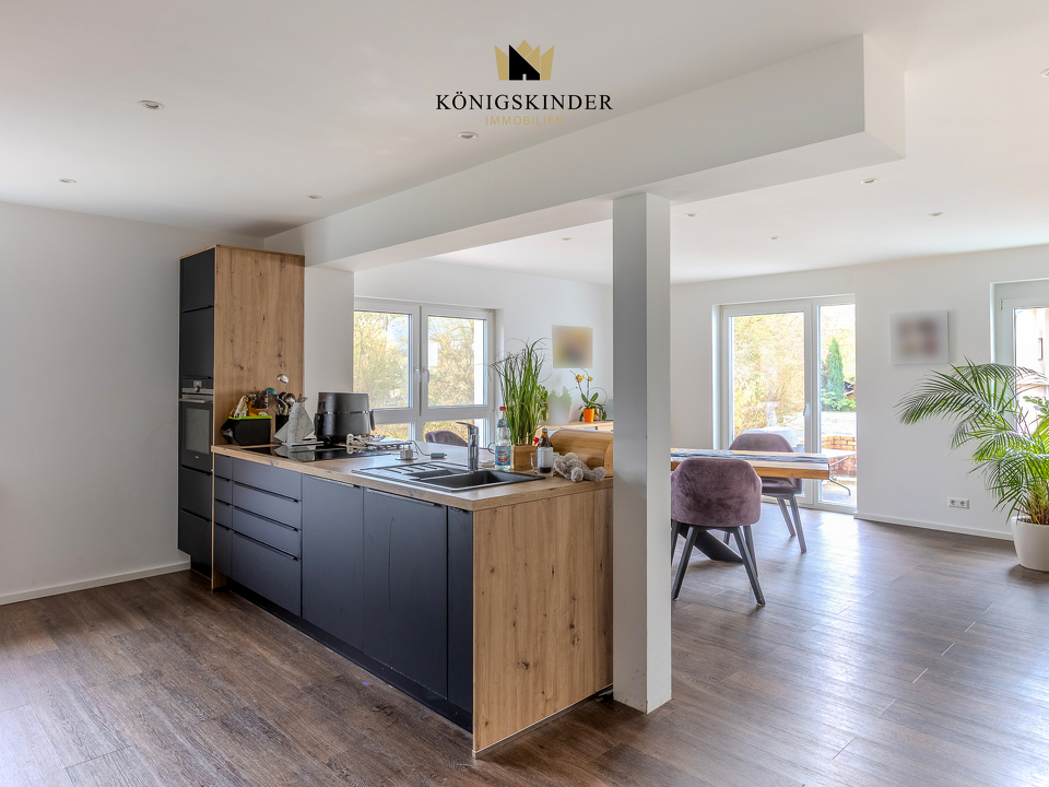 Wohnküche mit Kochinsel – zentraler Treffpunkt für Familie und Gäste (Wohneinheit 1)
