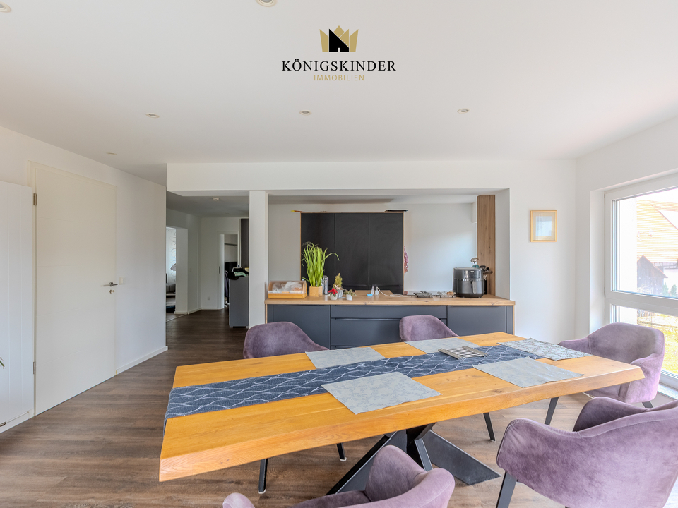 Heller Wohnbereich mit offener Raumstruktur (Wohneinheit 1)