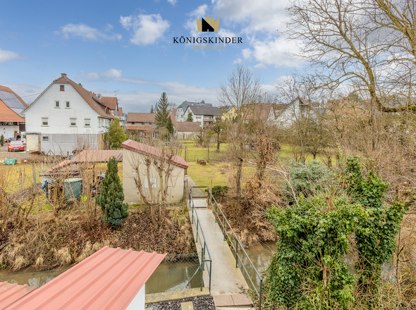 Idyllischer Gartenbereich mit Steg