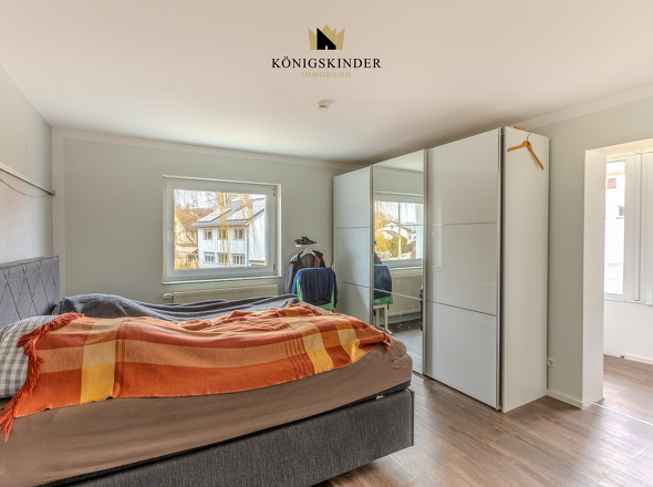 Großzügiges Schlafzimmer mit Ankleide (Wohneinheit 1)