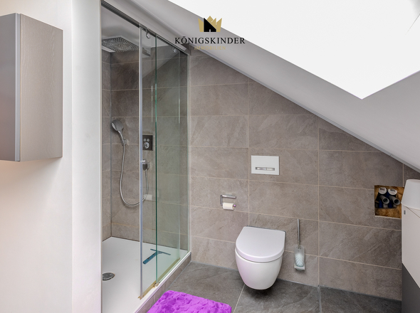 Großzügige Dusche mit moderner Fliesengestaltung (Wohneinheit 2)