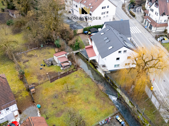 Außenansicht weitläufiges Gartengrundstück