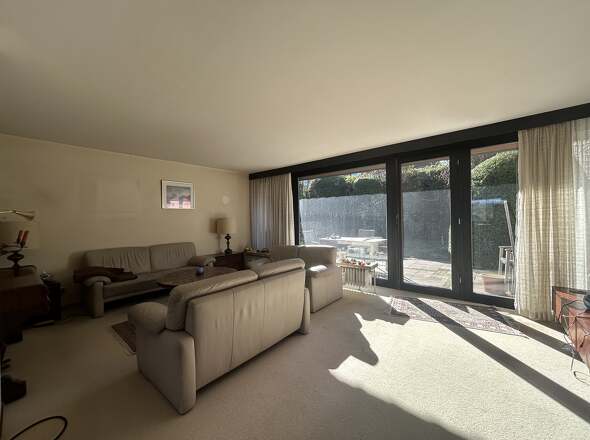 Lichtdurchflutetes Wohnzimmer