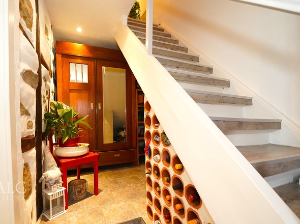 Breit und freundlich